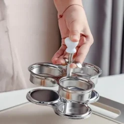 Antihaftbeschichteter Eierkocher aus Edelstahl. Müheloses Pochieren von Eiern