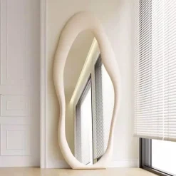 Asymmetrischer Wellenspiegel – kurviger dekorativer Wandakzent