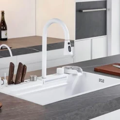 Aufsatzspüle aus Edelstahl mit Wasserfall-Design – elegantes weißes Design