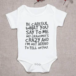 Baby-Body mit lustigem Buchstaben-Aufdruck