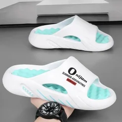 Bequeme orangefarbene Strandpantoffeln mit massierendem Fußbett für ganztägige Entspannung