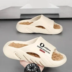 Bequeme orangefarbene Strandpantoffeln mit massierendem Fußbett für ganztägige Entspannung