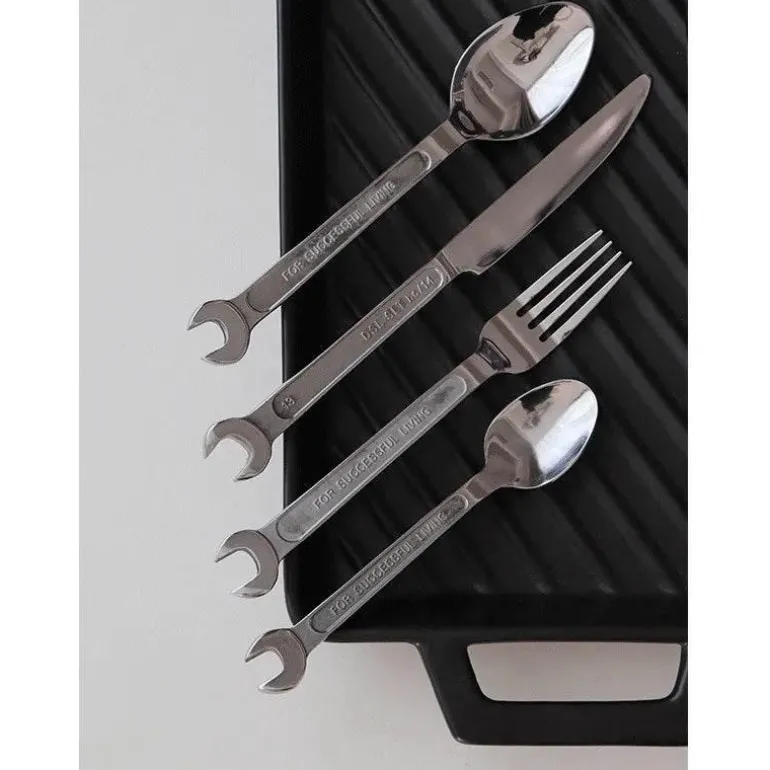 Besteckset aus Edelstahl – Schraubenschlüssel, Messer, Gabel, Löffel, Küchenutensilien