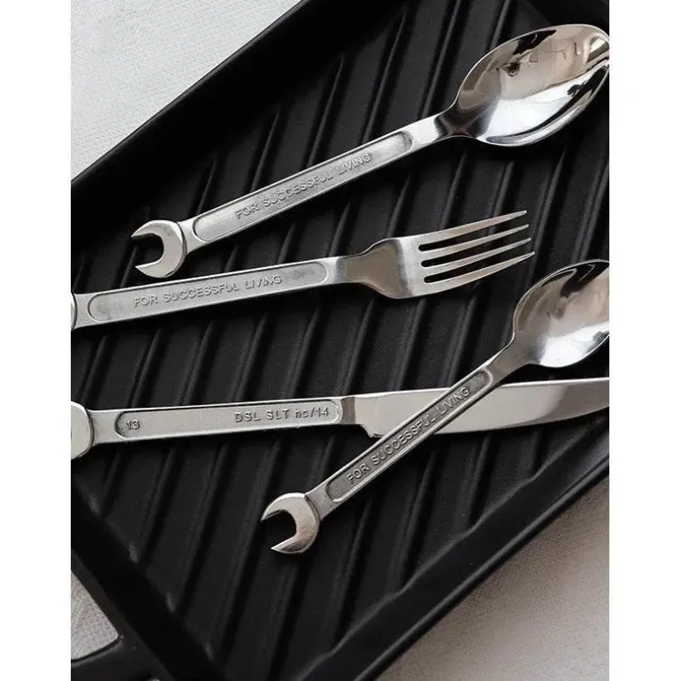 Besteckset aus Edelstahl – Schraubenschlüssel, Messer, Gabel, Löffel, Küchenutensilien