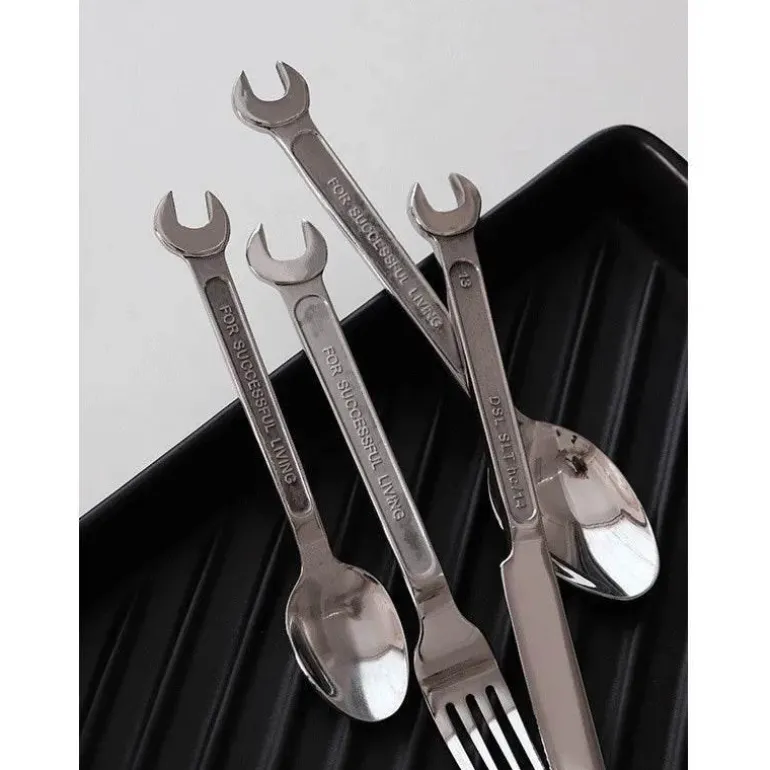 Besteckset aus Edelstahl – Schraubenschlüssel, Messer, Gabel, Löffel, Küchenutensilien