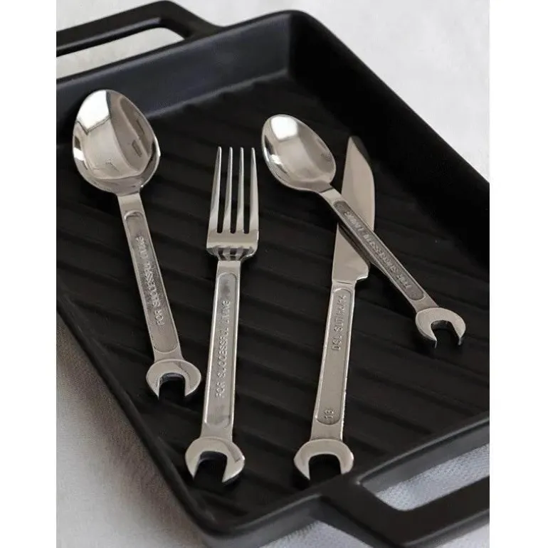 Besteckset aus Edelstahl – Schraubenschlüssel, Messer, Gabel, Löffel, Küchenutensilien