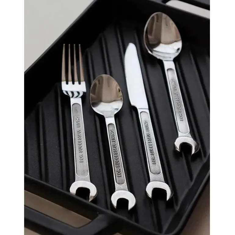 Besteckset aus Edelstahl – Schraubenschlüssel, Messer, Gabel, Löffel, Küchenutensilien