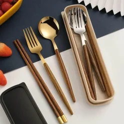 Besteckset aus Edelstahl – Küchenutensilien mit Holzgriff