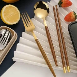 Besteckset aus Edelstahl – Küchenutensilien mit Holzgriff