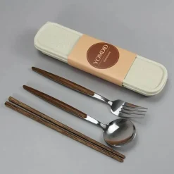 Besteckset aus Edelstahl – Küchenutensilien mit Holzgriff