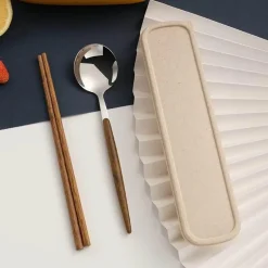 Besteckset aus Edelstahl – Küchenutensilien mit Holzgriff