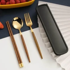 Besteckset aus Edelstahl – Küchenutensilien mit Holzgriff