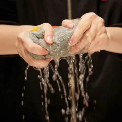 Bestickte Mikrofaser-Handtücher – bezauberndes Korallensamt-Gans-Design für stilvolle Badezimmer