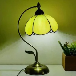 Böhmische Rosen-Tischlampe – floraler Wohndekor-Akzent