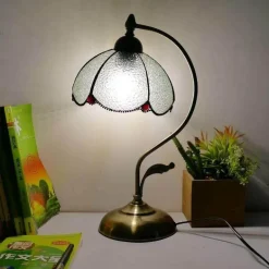 Böhmische Rosen-Tischlampe – floraler Wohndekor-Akzent