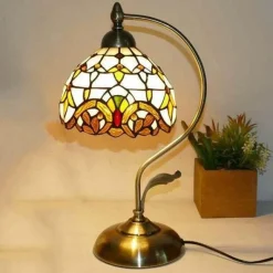 Böhmische Rosen-Tischlampe – floraler Wohndekor-Akzent