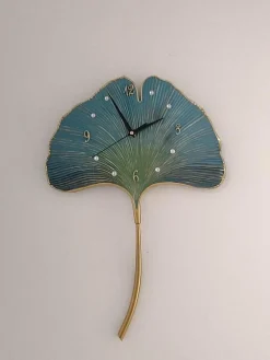 Blatt-Wanduhr – Elegantes, stilles Dekor