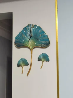 Blatt-Wanduhr – Elegantes, stilles Dekor