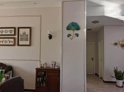 Blatt-Wanduhr – Elegantes, stilles Dekor