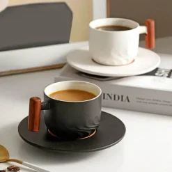 Blaues Retro-Kaffeetassen-Set aus Keramik mit Untertasse und Holzgriff – 130 ml