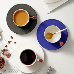 Blaues Retro-Kaffeetassen-Set aus Keramik mit Untertasse und Holzgriff – 130 ml
