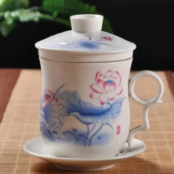 Blau-weiße Teetasse aus Porzellan mit Deckel und Filter