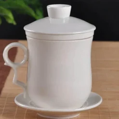 Blau-weiße Teetasse aus Porzellan mit Deckel und Filter