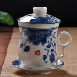Blau-weiße Teetasse aus Porzellan mit Deckel und Filter