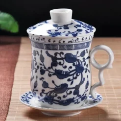 Blau-weiße Teetasse aus Porzellan mit Deckel und Filter