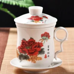 Blau-weiße Teetasse aus Porzellan mit Deckel und Filter