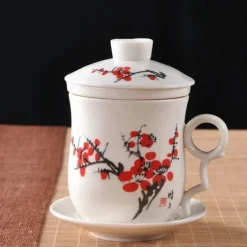 Blau-weiße Teetasse aus Porzellan mit Deckel und Filter