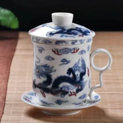 Blau-weiße Teetasse aus Porzellan mit Deckel und Filter