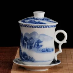 Blau-weiße Teetasse aus Porzellan mit Deckel und Filter