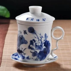 Blau-weiße Teetasse aus Porzellan mit Deckel und Filter