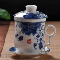 Blau-weiße Teetasse aus Porzellan mit Deckel und Filter