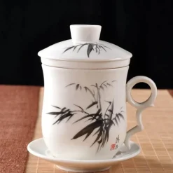 Blau-weiße Teetasse aus Porzellan mit Deckel und Filter