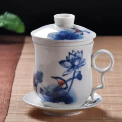 Blau-weiße Teetasse aus Porzellan mit Deckel und Filter
