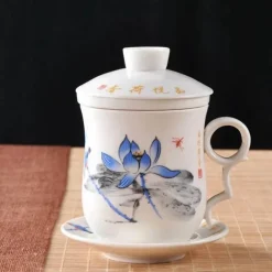 Blau-weiße Teetasse aus Porzellan mit Deckel und Filter