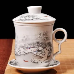 Blau-weiße Teetasse aus Porzellan mit Deckel und Filter