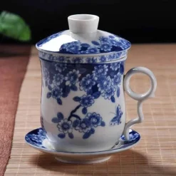Blau-weiße Teetasse aus Porzellan mit Deckel und Filter