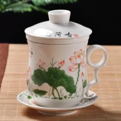 Blau-weiße Teetasse aus Porzellan mit Deckel und Filter