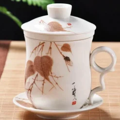 Blau-weiße Teetasse aus Porzellan mit Deckel und Filter