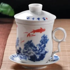 Blau-weiße Teetasse aus Porzellan mit Deckel und Filter