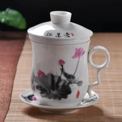 Blau-weiße Teetasse aus Porzellan mit Deckel und Filter