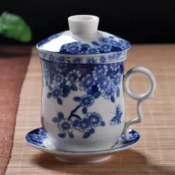 Blau-weiße Teetasse aus Porzellan mit Deckel und Filter
