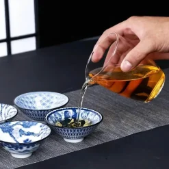 Blau-weiße Teetasse aus Porzellan – japanische Espressotasse