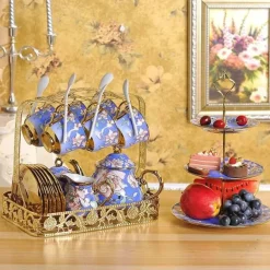 Britisches Porzellan-Teeservice – Kaffeetassen mit goldenem Aufkleber