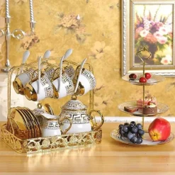 Britisches Porzellan-Teeservice – Kaffeetassen mit goldenem Aufkleber