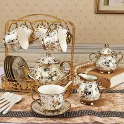 Britisches Porzellan-Teeservice – Kaffeetassen mit goldenem Aufkleber