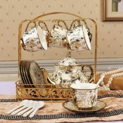 Britisches Porzellan-Teeservice – Kaffeetassen mit goldenem Aufkleber